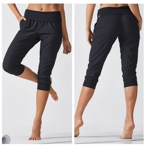 Fabletics Larabee Capri Joggers Crop